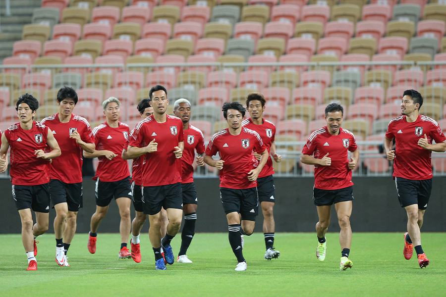 日本代表の主力選手たちがピッチ上で話し合い【写真：ⓒJFA】