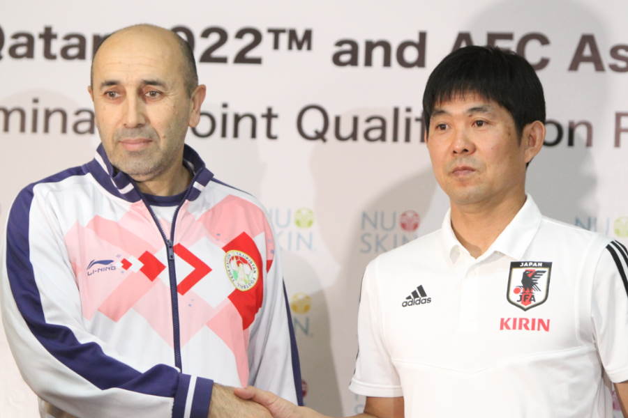 タジキスタン代表のトシェフ監督(左)と日本代表の森保監督【写真：Football ZONE web】
