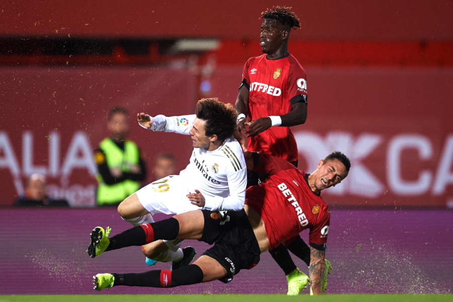 激しい試合の中で、VARが介入すべき場面はあったのか【写真：Getty Images】