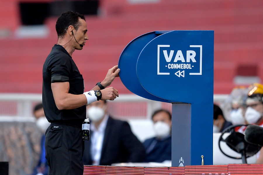 UEFA会長はVARの運用に懐疑的な見解を示した（写真はイメージ）【写真：Getty Images】