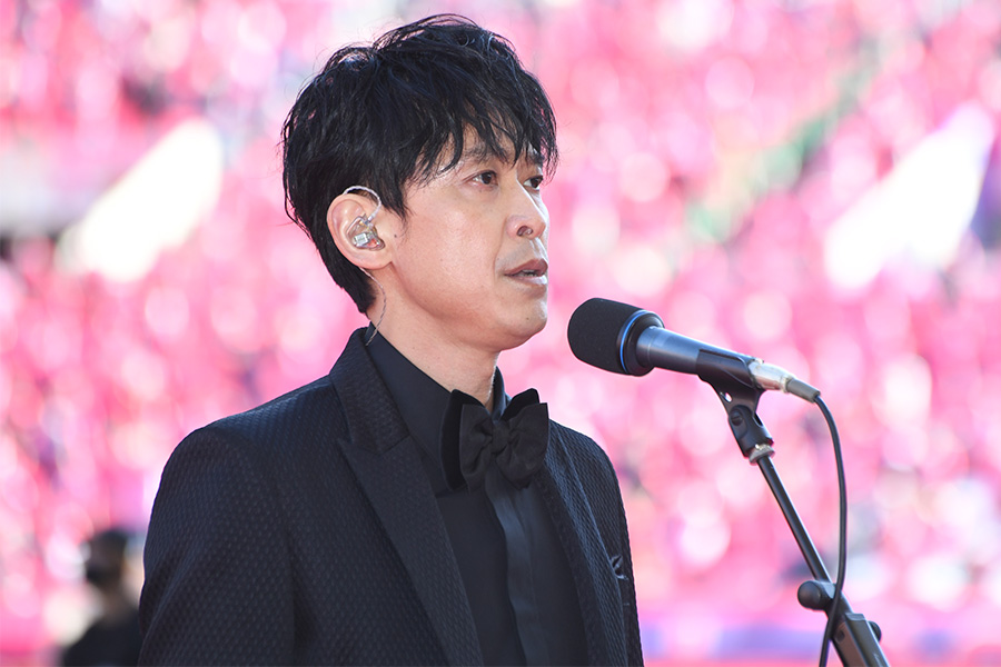 試合前に国歌斉唱をしたV6の坂本昌行さん【写真：Getty Images】