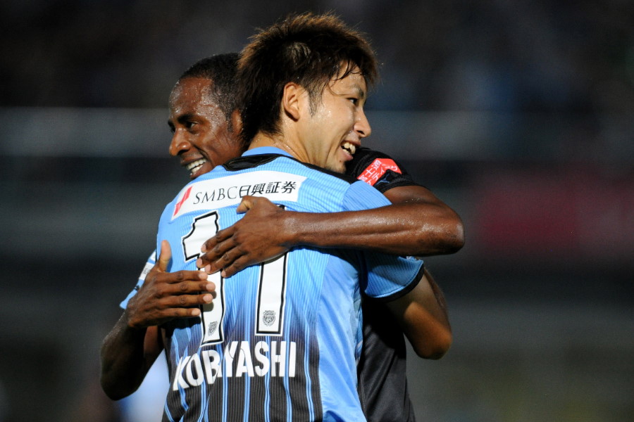 今やエースFWへと成長した小林悠(手前)に自らの経験を惜しみなく伝えた【写真:Getty Images】