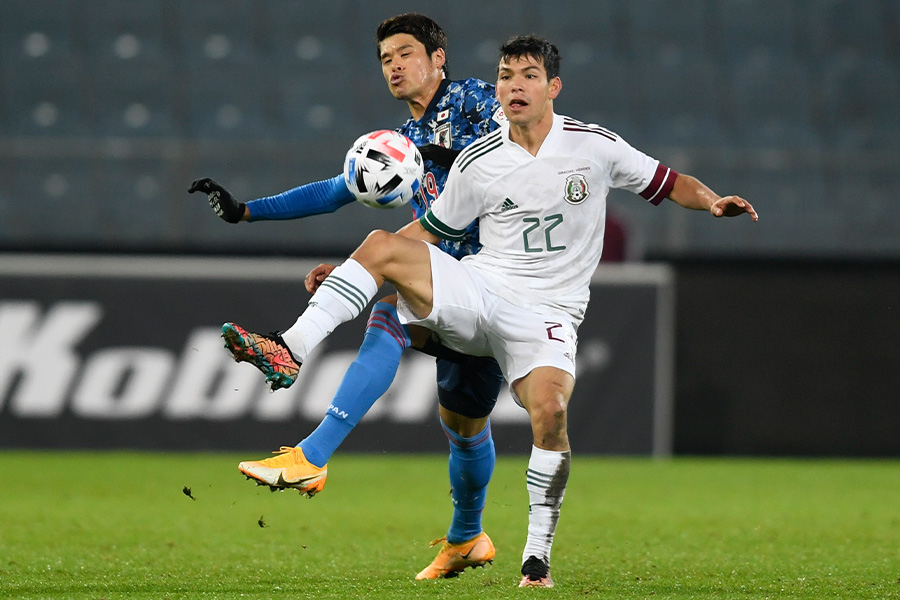 ボールを奪い合う日本代表DF酒井宏樹とメキシコ代表FWイルビング・ロサーノ【写真：AP】