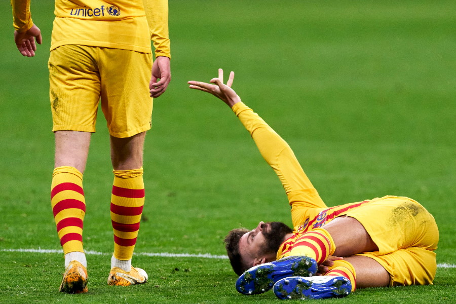 ピッチに倒れこむバルセロナDFジェラール・ピケ（右）【写真：Getty Images】
