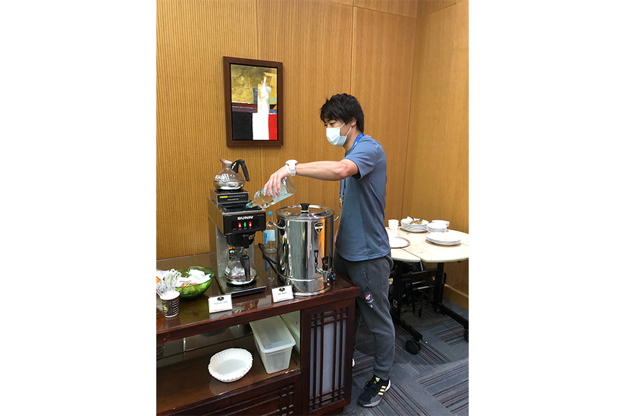 ボトルの中身は何に見える? 焼酎orウォッカ?【写真提供:横浜F・マリノス】