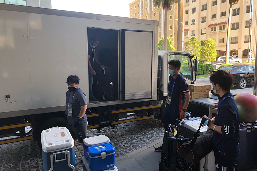 スタジアムへ移動する荷入れ作業中のスタッフ【写真提供:横浜F・マリノス】