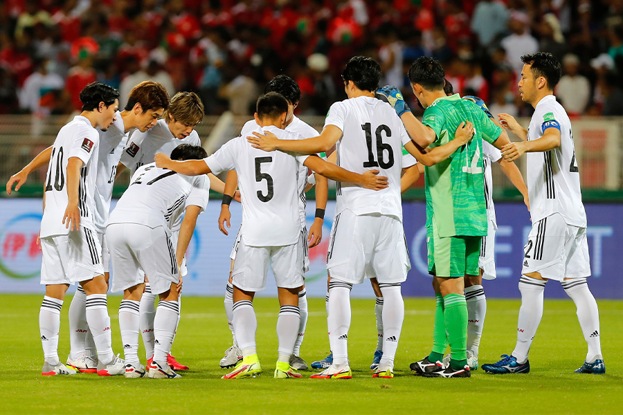 オマーンに勝利し2位に浮上した日本代表【写真：Getty Images】