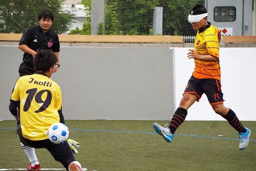 設立した神奈川県初のブランドサッカーチーム「buen cambio yokohama」でプレーしている落合啓士の姿【写真提供：ONE CLIP】