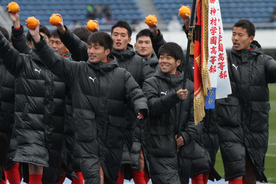 PK戦の末、勝利した神村学園の選手たち（※写真は入場行進の時のものです）【写真：Football ZONE web】