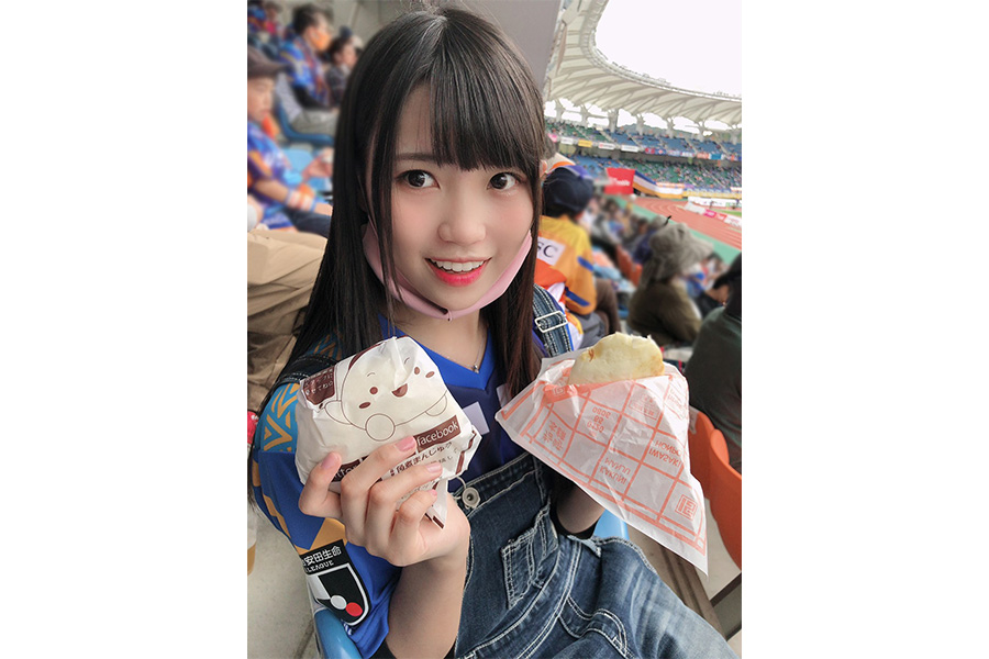 尾上美月さんは、V・ファーレン長崎を応援するサポーターの一員としてスタジアムにも足を運ぶ【写真：(C)AKB48】