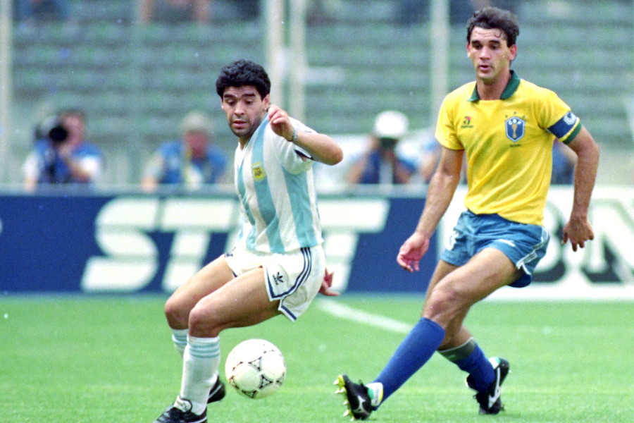 90年W杯のブラジル戦でプレーするマラドーナ（左）【写真：Getty Images】