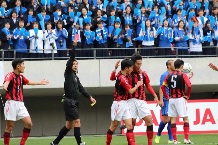 日章学園DF古賀照也（2年）が、この試合2度目の警告を受けて退場した【写真：Football ZONE web】