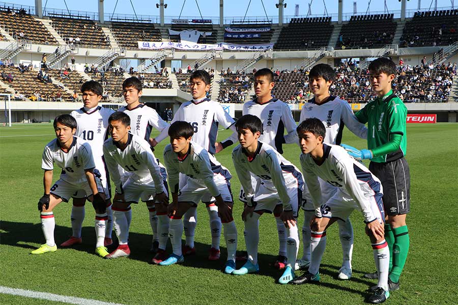 PK戦を制しベスト8進出を決めた四日市中央工業高校の選手たち【写真：Football ZONE web】