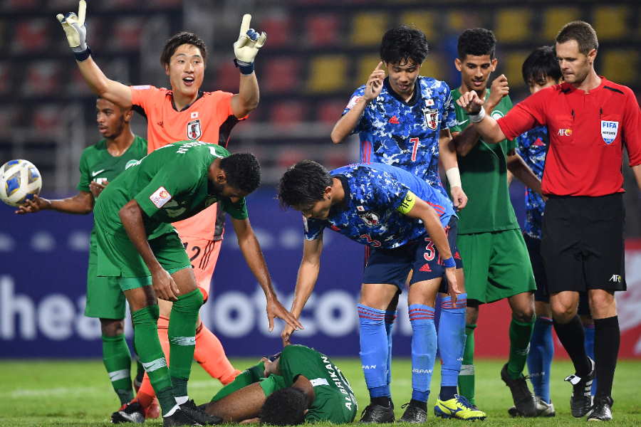 U-23日本代表はパスミスからPKを与えてしまい、失点【写真：Getty Images】