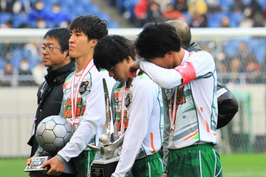 表彰式で涙をぬぐう青森山田のMF武田英寿（手前）【写真：Noriko NAGANO】