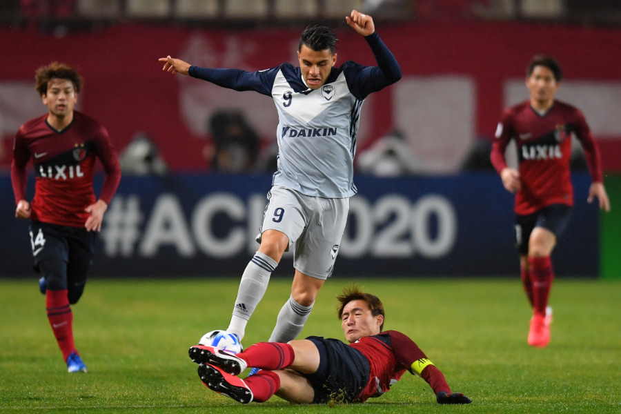 鹿島はナバウド(背番号9)に先制点を決められ0-1で敗れた【写真:Getty Images】
