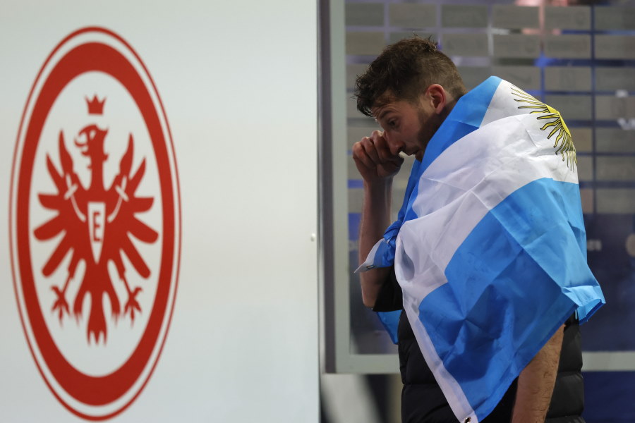 ピッチを去るときには涙を流す場面もあった【写真：Getty Images】