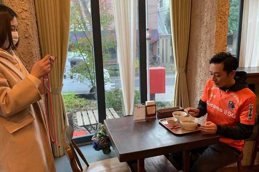 ホームタウン担当の金田紳也さんと広報担当の美馬彩子さんがお店を巡り撮影をした【写真提供：大宮アルディージャ】