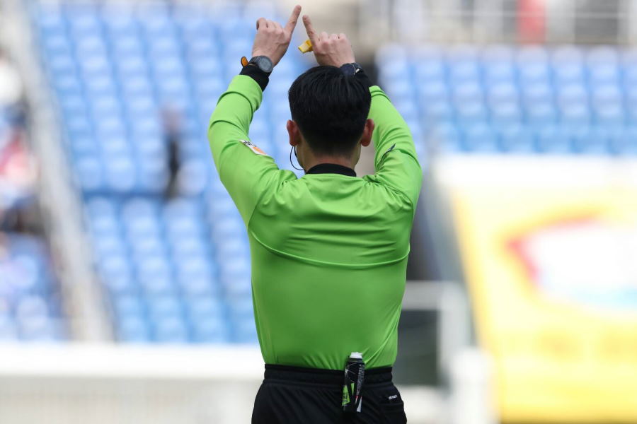 VARで「TVシグナル」を行う福島主審【写真:高橋学】