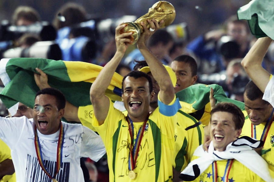 日韓W杯で優勝カップを掲げるカフー氏（写真中央）【写真：Getty Images】