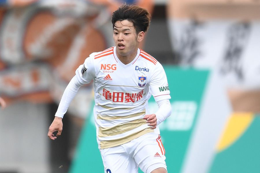 大宮戦で2アシストを記録したMF本間至恩(写真は昨季のもの)【写真:Getty Images】