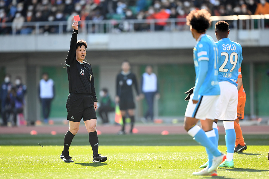 開幕2節ですでにレッドカード9枚が提示【写真：Getty Images】