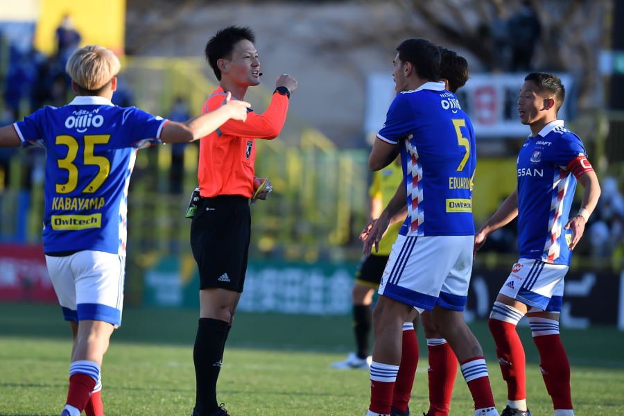 柏とマリノスの一戦でも2選手が退場処分に【写真：小林 靖】