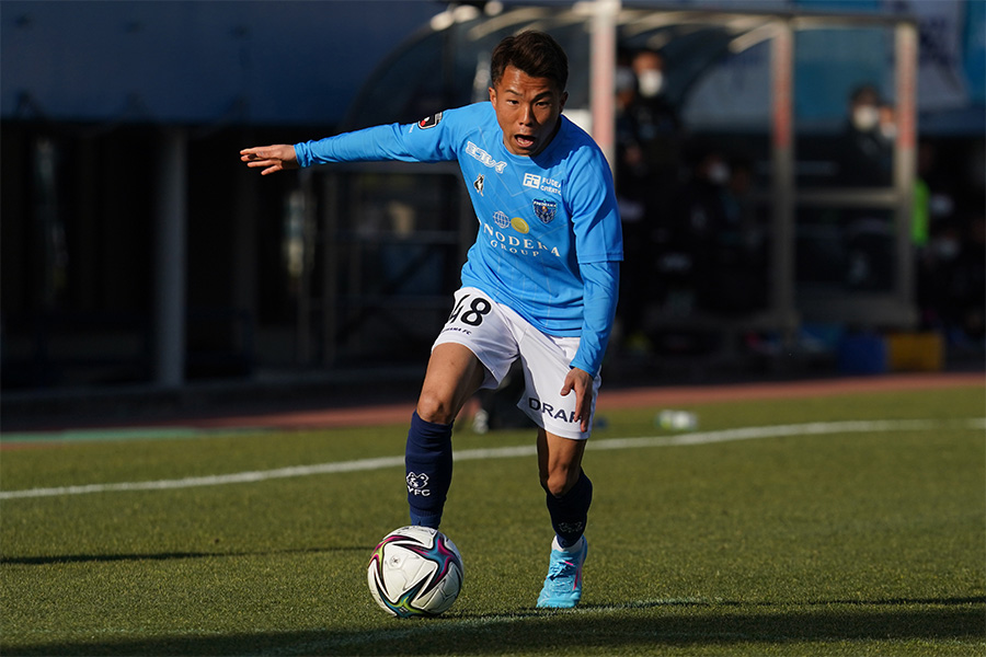 横浜FCでプレーするFW山下諒也【写真：Getty Images】