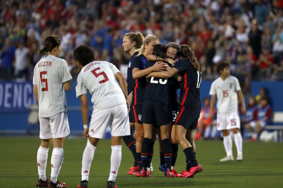 なでしこジャパンと対戦し、勝利した米女子サッカー代表（中央）【写真：Getty Images】