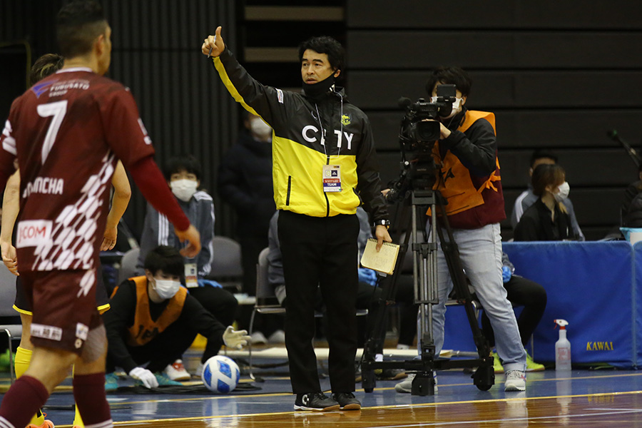 全日本制覇を遂げた岡山孝介監督【写真：河合拓/Futsal X】