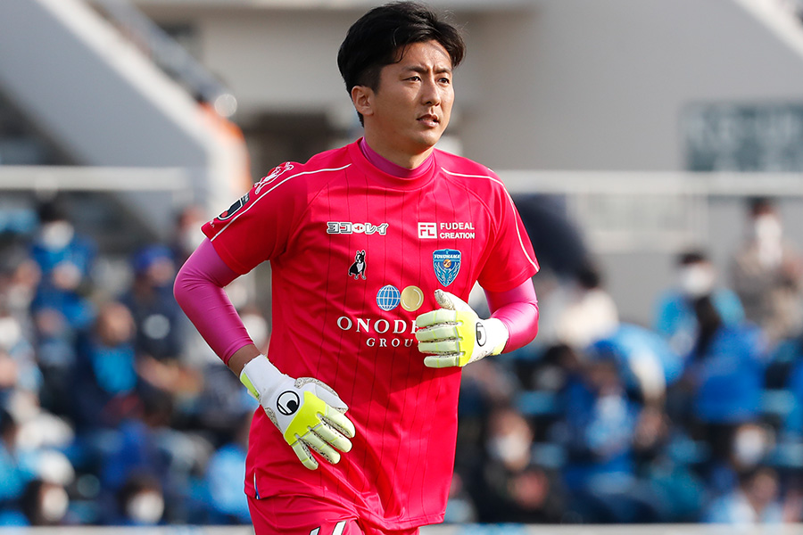 横浜FCでプレーするGK六反勇治【写真：©YOKOHAMA FC】