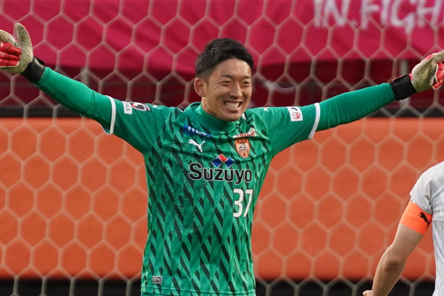 鮮やかに弾いてピンチをしのいだ清水エスパルス日本代表GK権田修一【写真：Getty Images】