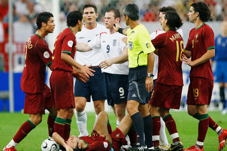 2006年W杯のポルトガル戦でイングランド代表ルーニーが股間を踏みつけ一発退場【写真：Getty Images】