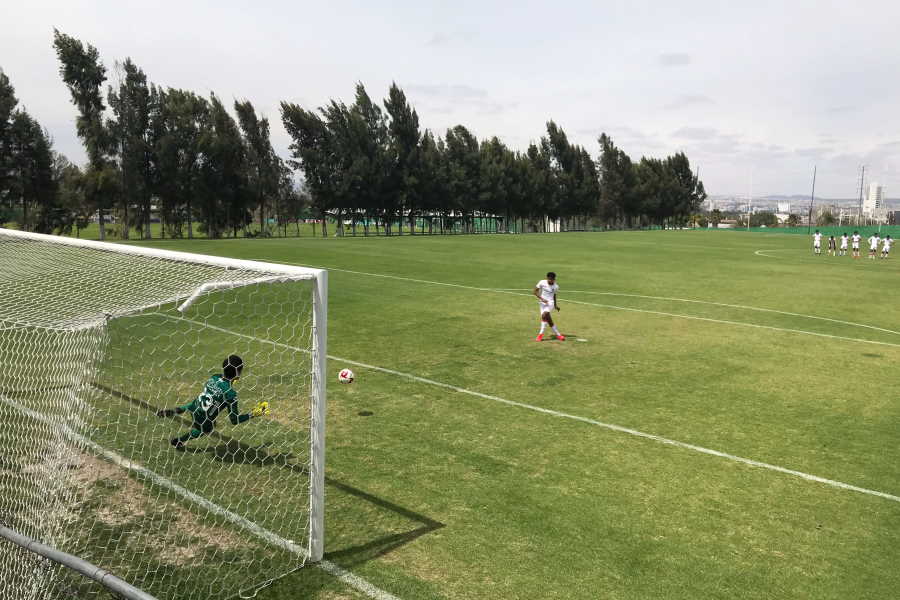 U-17では毎節、試合終了後にPK戦が行われる【写真：福岡吉央】