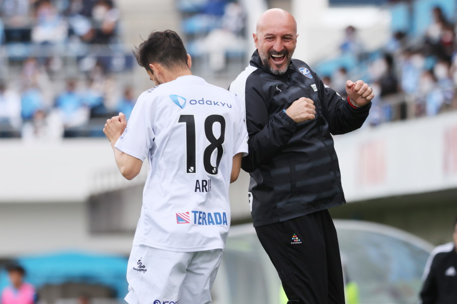 喜ぶポポヴィッチ監督と長谷川【写真：©FCMZ】