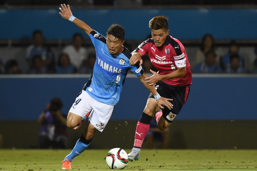 磐田時代、C大阪の山口蛍と競り合う姿【写真：Getty Images】