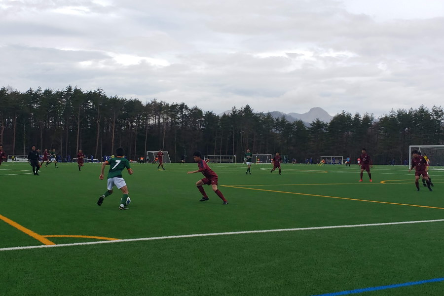 新設の「くぬぎ平スポーツ公園人工芝運動場」で完成記念大会を実施【写真提供：山梨県小中体連サッカー専門部】