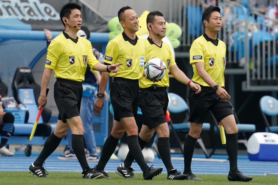 サッカーとフットサルで審判員を務める八木あかね氏（左端）【写真：Getty Images】