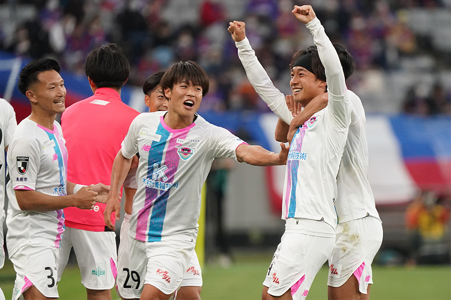 FC東京戦でゴールを決めたMF堀米勇輝（写真右)【写真：Getty Images】