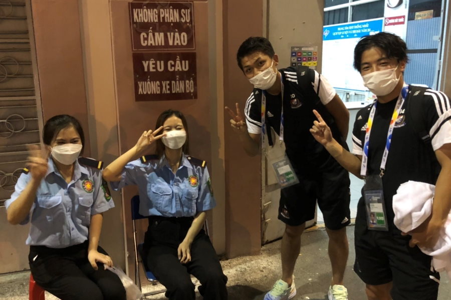 日本では依頼されることもないスタジアムスタッフとの記念撮影に応じる西村選手と吉尾選手【写真提供：横浜F・マリノス】