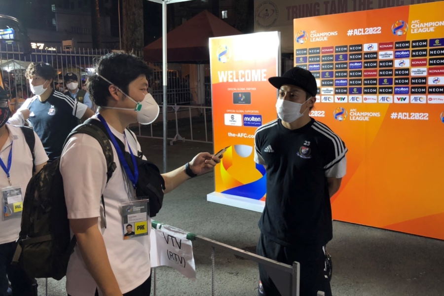 選手たちは試合後、ミックスゾーンで取材対応【写真提供：横浜F・マリノス】