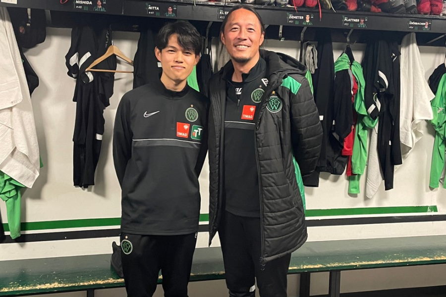 インスブルックU-23チームを率いるモラス雅輝氏(右)と東京大学運動会ア式蹴球部3年生の岡本康太郎(左)【写真:岡本康太郎】