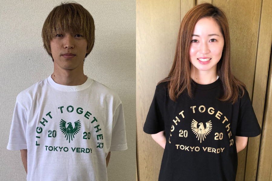 ヴェルディの井上潮音（左）とベレーザの清水梨紗がTシャツを着用した様子【写真：東京ヴェルディ】