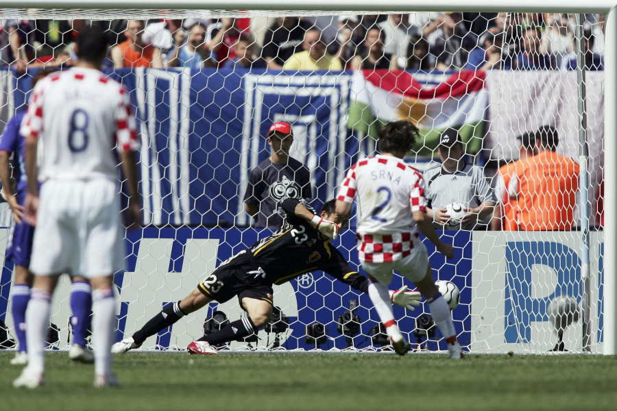 2006年ドイツ大会のクロアチア戦（0-0）、名手ダリヨ・スルナのPKを阻止【写真：Getty Images】