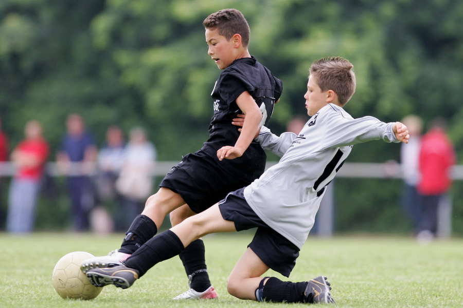 少年サッカーで生まれた珍タックルに再脚光（※写真はイメージです）【写真：Getty Images】