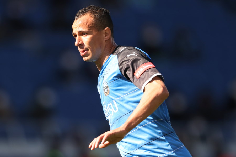 オーバーヘッド弾を決めた川崎の元ブラジル代表FWレアンドロ・ダミアン【写真:高橋 学】