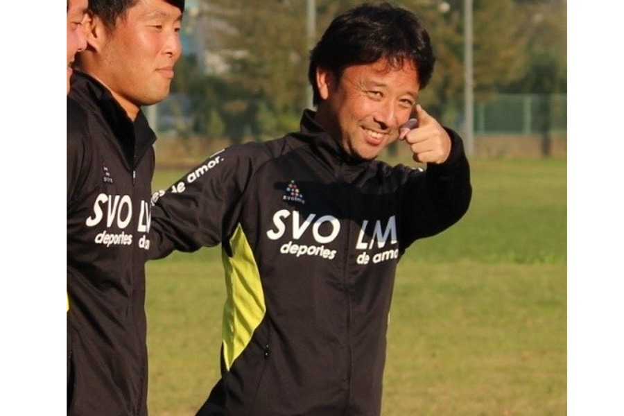 埼玉大学サッカー部監督として指導する菊原准教授【写真：本人提供】