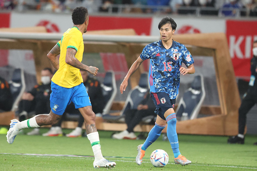 ミリトンと対峙する三笘薫【写真：高橋 学】