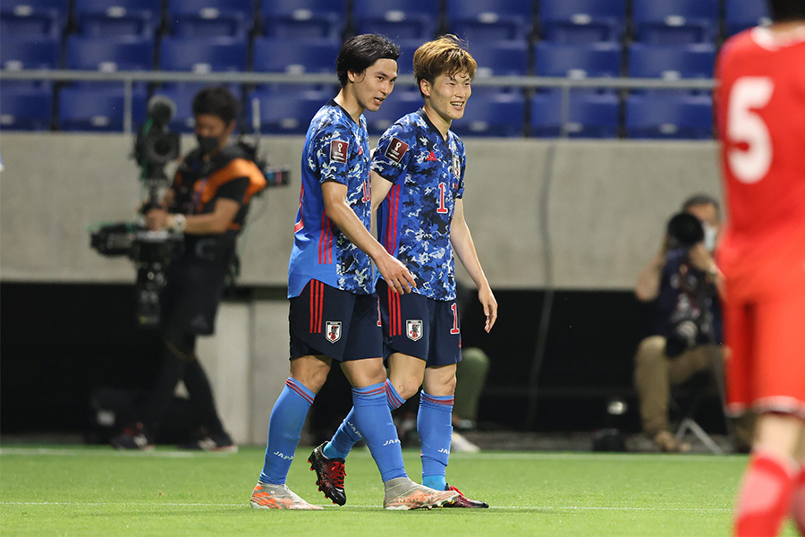 勝ち越しをアシストしたMF古橋享吾とゴールを決めたMF南野拓実【写真：高橋 学】