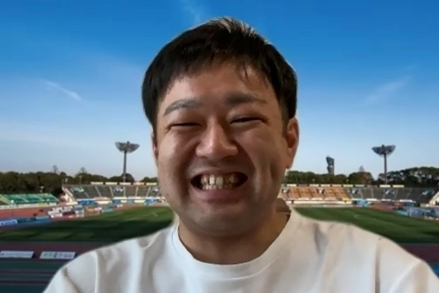 幕を作成した髙橋修さん【写真：FOOTBALL ZONE／スクリーンショット】